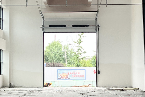 西朗门业工业提升门项目照片